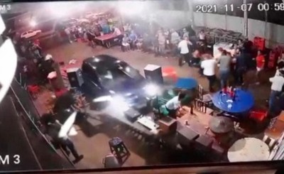 Imputan a automovilista que atropelló a clientes en restaurante