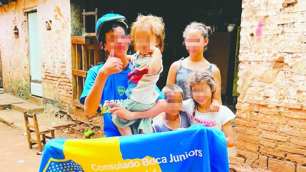 Consulado de Boca en Paraguay regaló bici al mitã'i vendedor