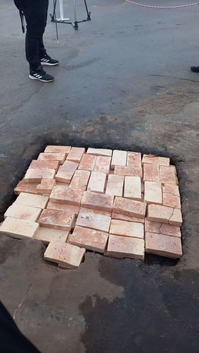 Tapan con ladrillos un bache para el acto de juramento del intendente de Lambaré - Nacionales - ABC Color