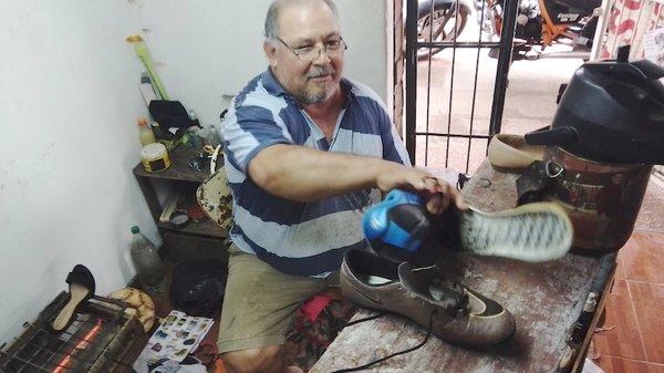 Crónica / Zapatero: una profesión que se va extinguiendo