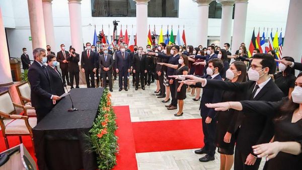 Juran 34 nuevos diplomáticos de tres promociones