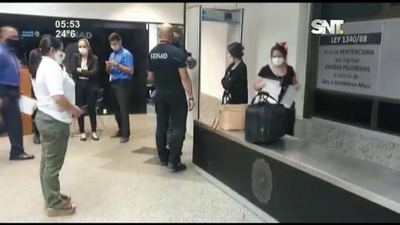 Alerta Aeropuerto: Detectan cocaína en maleta de pasajera - SNT