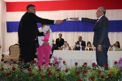 Nelson Cano asumió oficialmente como intendente de Hernandarias