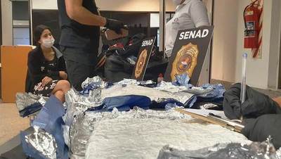 Una joven cae con droga en el Aeropuerto •