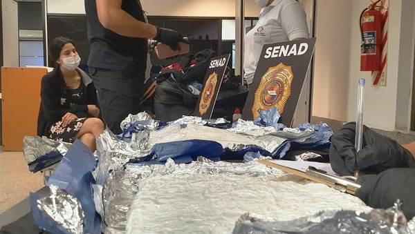 Una joven cae con droga en el Aeropuerto •