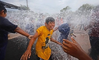Diario HOY | Llegó el agua: mujeres y niños celebran en el Chaco