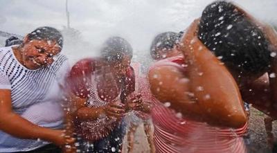 Llegó el agua: mujeres y niños celebran en el Chaco – Prensa 5