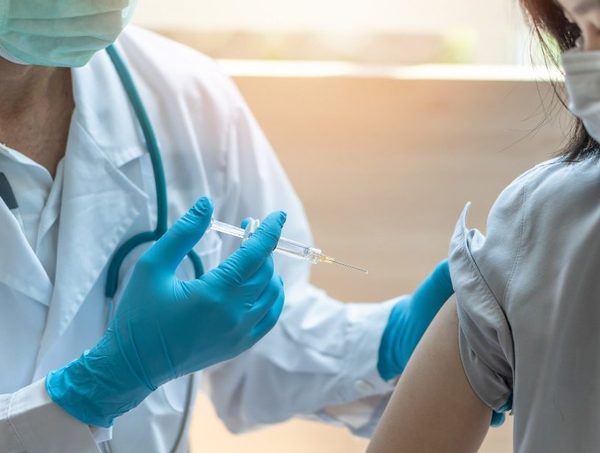 Vacunas anticovid ya no son experimentales, remarca infectólogo · Radio Monumental 1080 AM