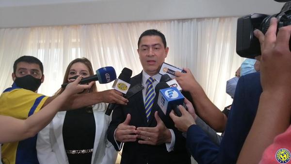 "Solamente preside, no es presidente" •