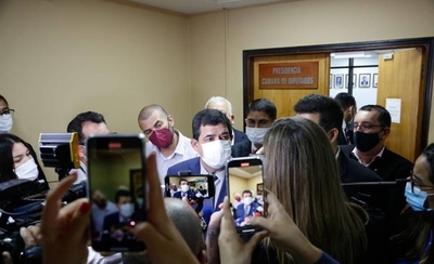 Diario HOY | Vicepresidente hace proselitismo con fondos para becas