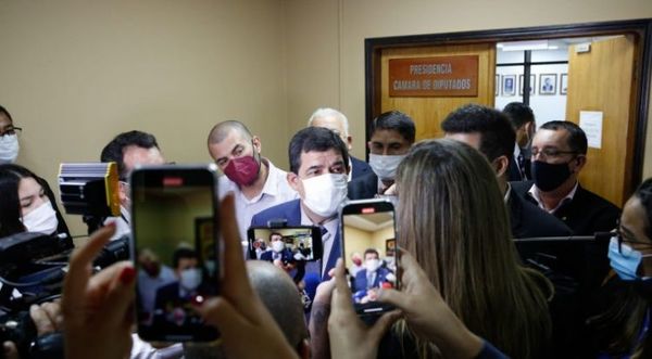 Vicepresidente hace proselitismo con fondos para becas
