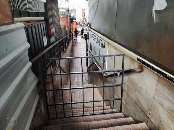 Utilizan vereda como baño y por eso la cierran, afirman - La Clave