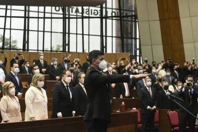 Víctor Ríos jura como ministro de la Corte, que completa sus nueve miembros - Nacionales - ABC Color