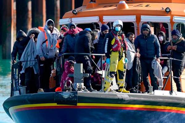 Francia rescata a más de 200 migrantes en el canal de la Mancha - .::Agencia IP::.