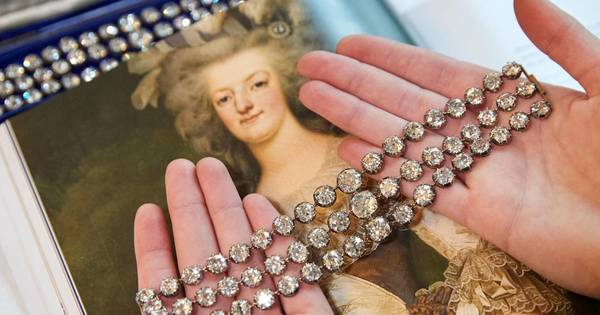 La Nación / Subastan brazaletes de María Antonieta por US$ 8 millones