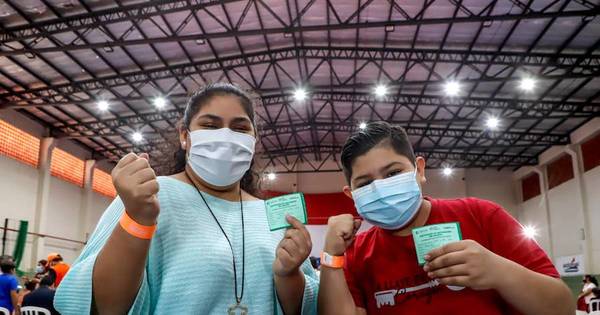 La Nación / Pediatras instan a padres a vacunar a sus hijos adolescentes
