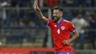 Mauricio Isla es otra baja para la delegación chilena