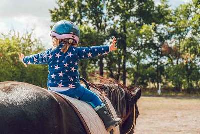 Agrupación Montada de la Policía ofrece programa de equinoterapia para niñas y niños