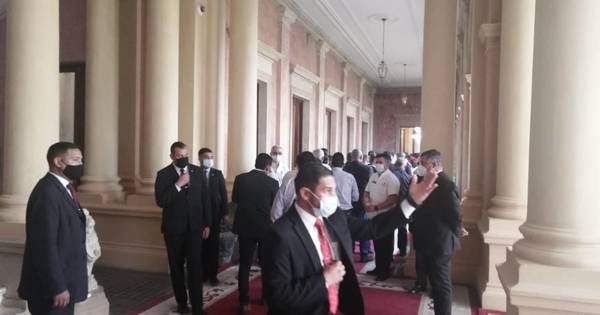 La Nación / Dirigentes colorados llegaron hasta el Palacio para saludar a Mario Abdo