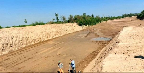 Intensos trabajos de limpieza del canal del río Pilcomayo