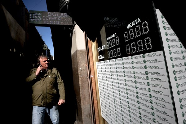 El dólar informal en Argentina toca un nuevo máximo en la previa electoral - MarketData