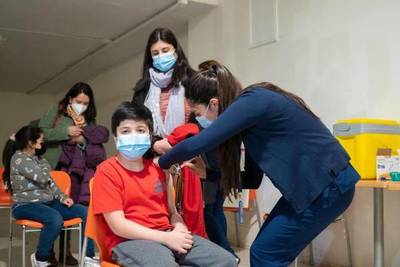 Especialistas instan a seguir inmunizando a los niños contra el Covid y piden poner atención a la salud mental