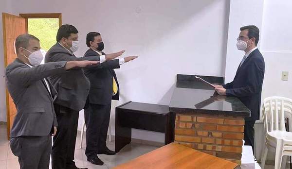 Concejales disidentes juran ante juez electoral de Central •