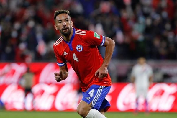 Mauricio Isla es baja en Chile para el choque ante Paraguay