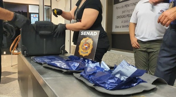 Estrenó pasaporte y fue detenida con tres paquetes de cocaína