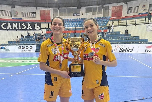 Crónica / LAS GEMELAS QUE BRILLAN EN BRASIL