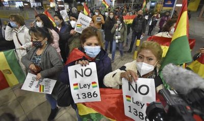 Masivas marchas oficialistas y contrarias a una ley toman las vías de La Paz - MarketData