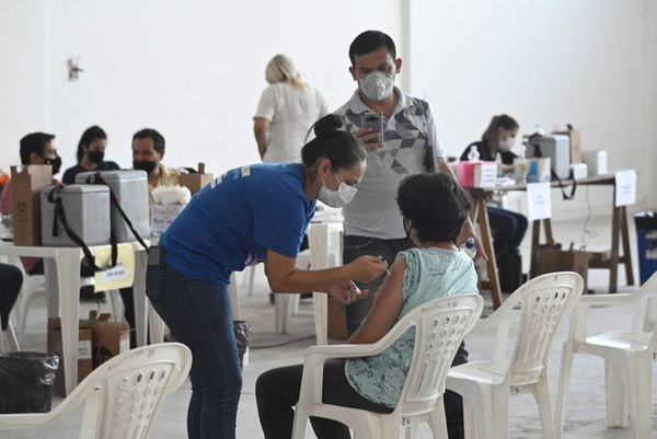 Cifra de adolescentes vacunados no convence e instan a padres a inmunizar a sus hijos contra el covid - Nacionales - ABC Color