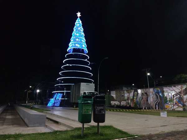 Comenzaron a instalar las decoraciones de “NAVIDAD de AGUAS y LUCES” en Foz, y aquí..?