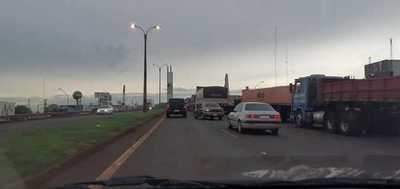 Doble fila de camiones vuelve a causar caos desde el km 4 hasta el km 3,5 - La Clave