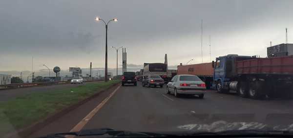 Doble fila de camiones vuelve a causar caos desde el km 4 hasta el km 3,5 - La Clave