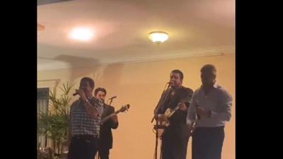 A dúo, Mario Abdo y Hugo Velázquez cantan en Mburuvicha Róga