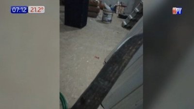 ¡De terror! Hombre amenaza de muerte a sus propios hijos con un machete | Noticias Paraguay