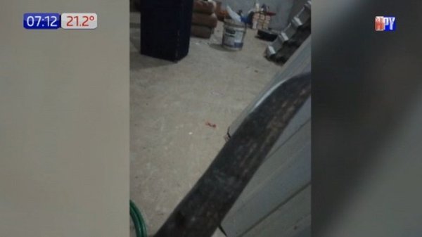 ¡De terror! Hombre amenaza de muerte a sus propios hijos con un machete | Noticias Paraguay