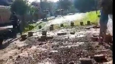 Colocaron piedras en la calle para que no pase el micro