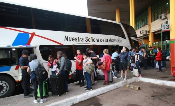 Diario HOY | Más de 20  buses debían salir rumbo a Buenos Aires el lunes