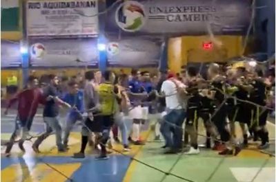 Vídeo: Partido por Torneo de “confraternización” culmina con una batalla campal
