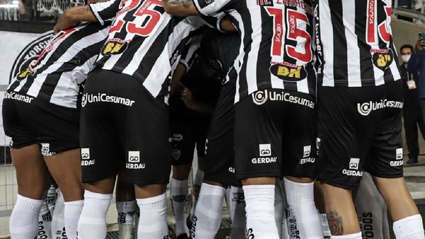 Atlético Mineiro golea a Corinthians y se aproxima al título