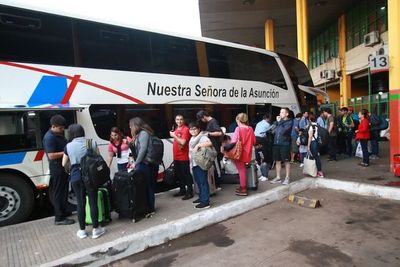 Luego de casi dos años: Más de 20 buses que debían salir rumbo a Buenos Aires el lunes quedan nuevamente paralizados