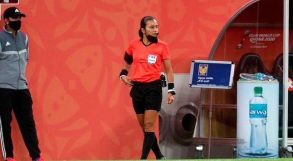 La primera árbitra de fútbol masculino inspira contra el machismo en Jordania