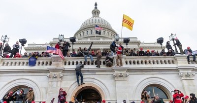 Condenan a tres años de prisión a hombre que participó en la irrupción al Capitolio de Estados Unidos - SNT