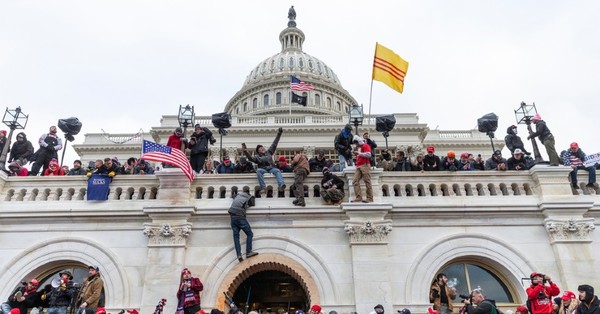 Condenan a tres años de prisión a hombre que participó en la irrupción al Capitolio de Estados Unidos - SNT