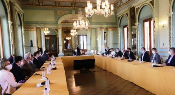 Ministros y empresarios se reúnen para analizar situación sanitaria del covid-19