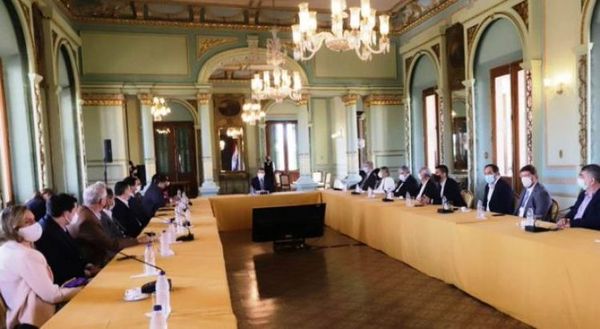Ministros y empresarios se reúnen para analizar situación sanitaria del covid-19