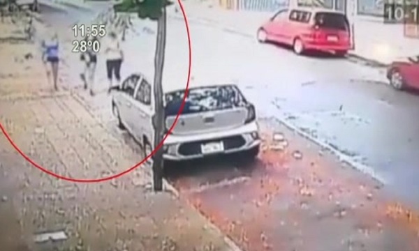Dupla de asaltantes cometieron dos violentos robos en pocos minutos - SNT