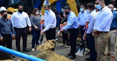 La Nación / “Una ciudad sin baches”, dice “Nenecho” durante palada inicial para cambio de cañerías